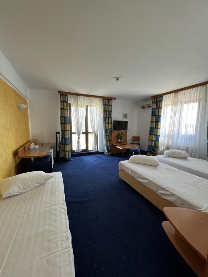 Hotel Doi Taurasi Afumati Экстерьер фото