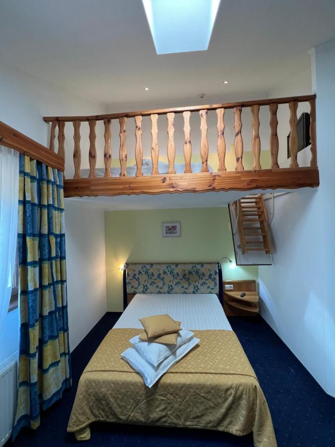 Hotel Doi Taurasi Afumati Экстерьер фото
