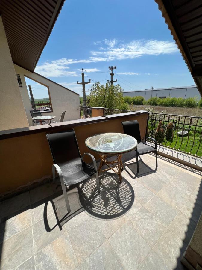 Hotel Doi Taurasi Afumati Экстерьер фото