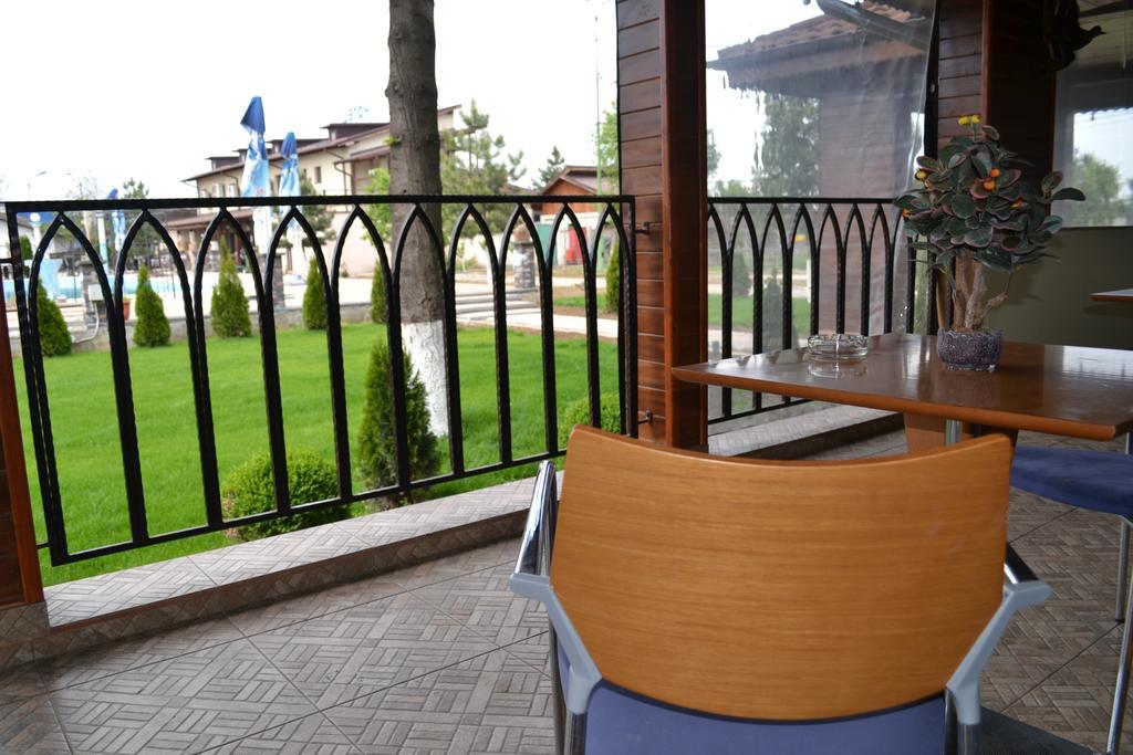 Hotel Doi Taurasi Afumati Экстерьер фото