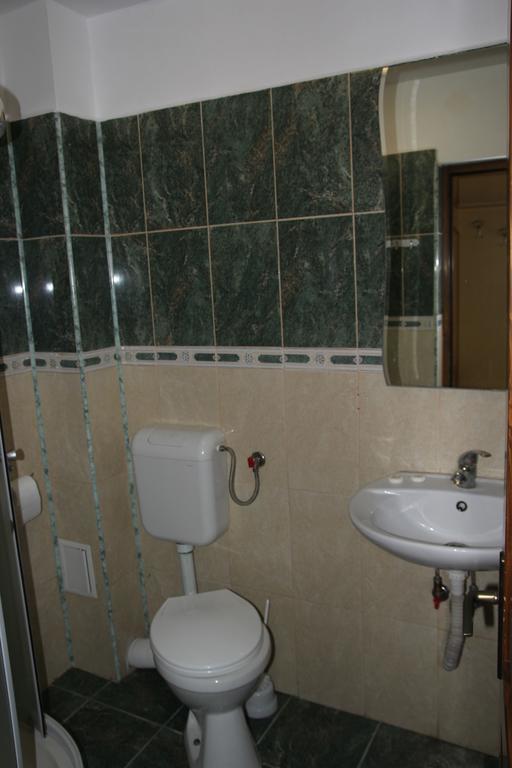 Hotel Doi Taurasi Afumati Экстерьер фото